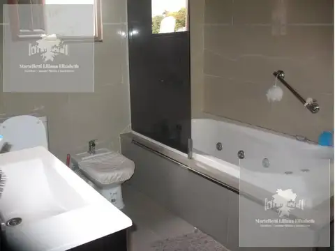 Casa 4 ambientes con 2 baños