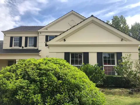 Casa 8 ambientes con 5 baños