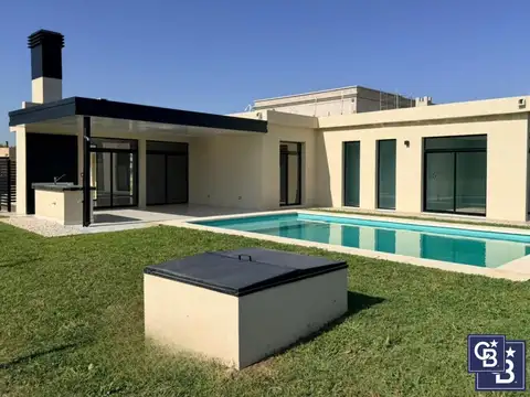 Venta de Casa 4 ambientes con pileta en Medal Country Club, Pilar
