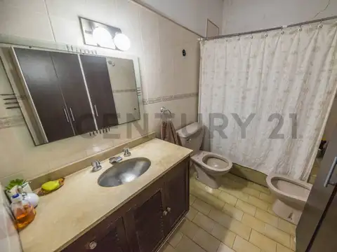 Casa 5 ambientes con 2 baños