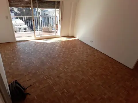 3 Ambientes Frente con Balcón / Luminoso / A 1 Cuadra del Subte A