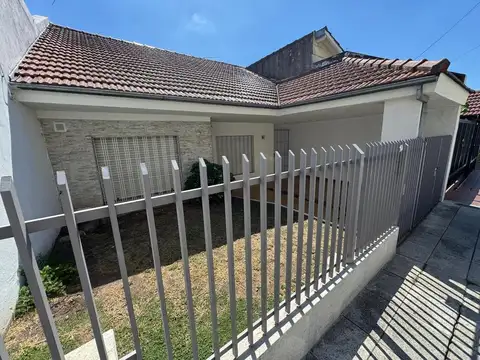 IMPECABLE CHALET EN VILLA SARMIENTO. VENTA