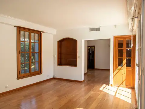 Casa en Alquiler con 2 cocheras