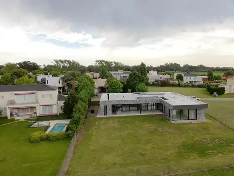 Casa en Venta con 4 cocheras