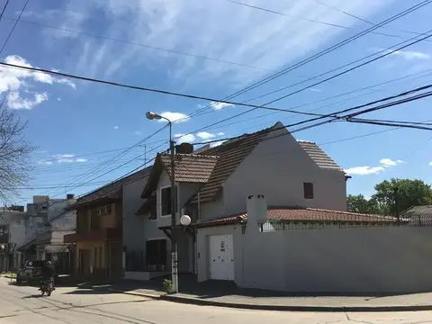 Casa en Venta con 3 cocheras