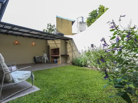 VENTA CASA 4 AMBIENTES C/JARDIN COCHERA CARAPACHAY