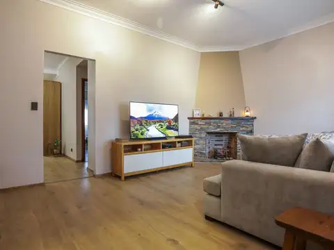 VENTA CASA 4 AMBIENTES C/JARDIN COCHERA CARAPACHAY