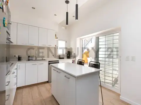 Roberto Lage 673 , Piso 0