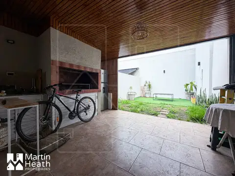 -VENTA- Gran PH 2amb. con jardin, parrilla y energía de una casa.
