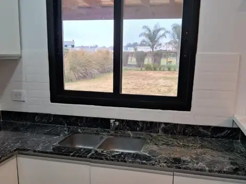 Casa en Alquiler con 2 cocheras