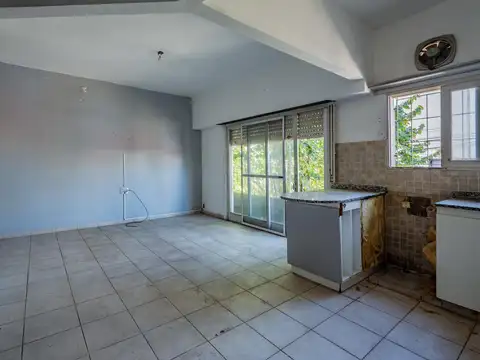 Venta - Casa multifuncional con Departamento y Galpón en Caseros - Permuta