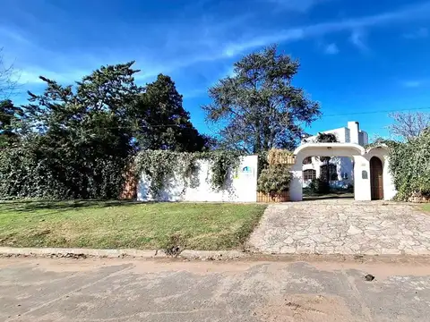 AVDA. CARLOS ARROYO 300