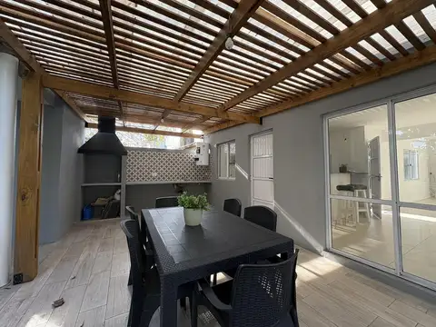 Casa 4 ambientes con 2 baños