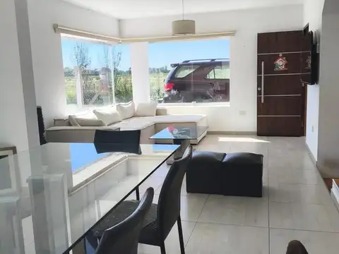 Casa en Alquiler con 1 cochera