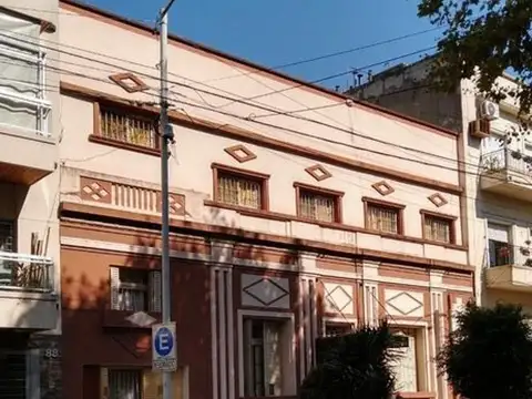 Casa 2 plantas c/15 habitaciones, 8 baños, patios y depcias.