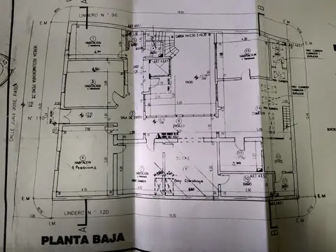 Casa 2 plantas c/15 habitaciones, 8 baños, patios y depcias.