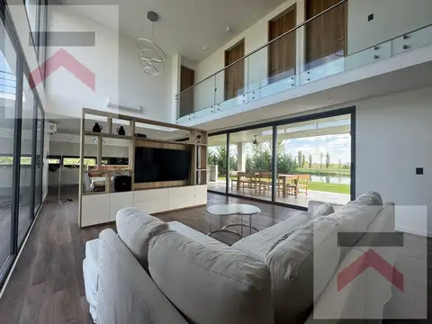 Casa en Venta con 4 cocheras