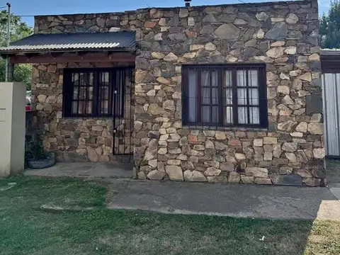Casa dos dormitorios con patio y quincho
