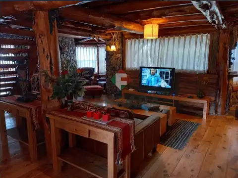 Hermoso complejo estilo rústico  ubicado en el km 6 de la Av. Bustillo