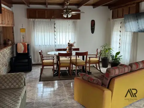 Casa 7 ambientes con 2 baños