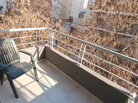 ALQUILER entre 2 a 6 MESES = 2 AMBIENTES Balcón Frente Living comedor cocina integrada Gas Natural, lavadero separado semicubierto