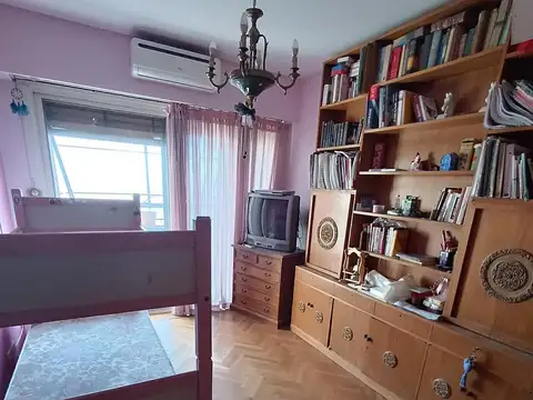 Piso de 5 ambientes con balcón terraza