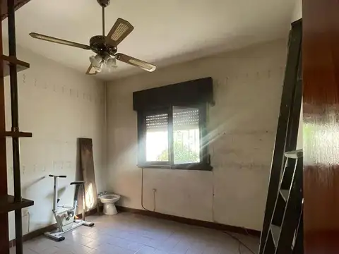 Casa en venta de 3 ambientes con patio y quincho con dormitorio y cocina -Wilde