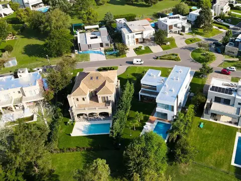 Casa en Venta con 2 cocheras