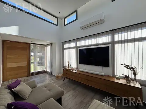 Casa en Venta con 2 cocheras
