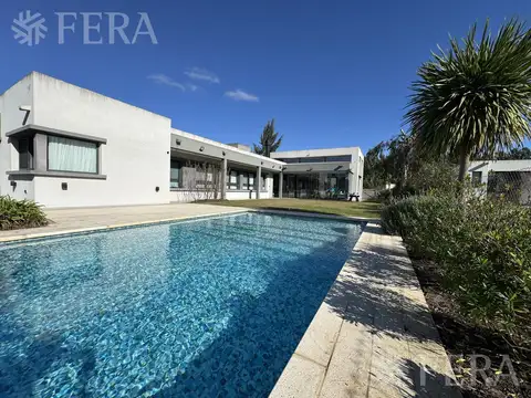 Venta Casa 5 ambientes con piscina y cochera en Miralagos 2- La Plata