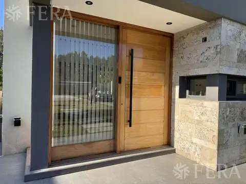Casa 5 ambientes con 4 baños
