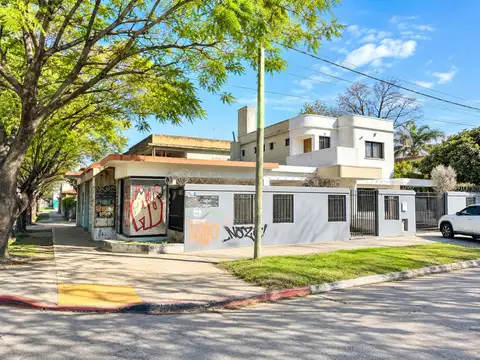 VENTA LOCAL Y 2 DEPARTAMENTO MORENO CENTRO