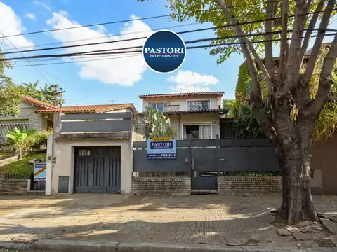 *RESERVADO*VENTA DE CASA DE 4 AMB C/ COCHERA Y JARDIN