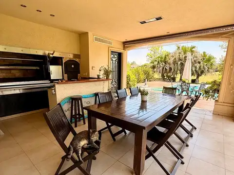Casa en Venta con 3 cocheras