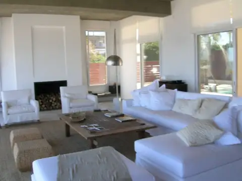 Casa 6 ambientes con 5 baños