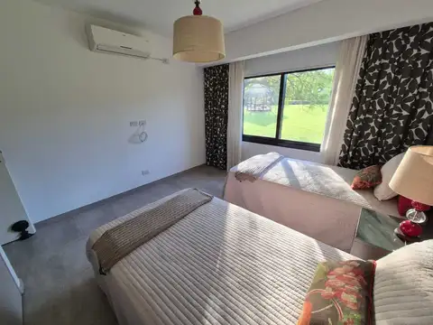 Casa en Alquiler con 2 cocheras