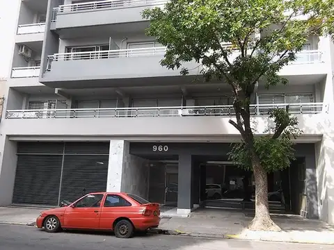 Cochera descubierta y a nivel, en venta.