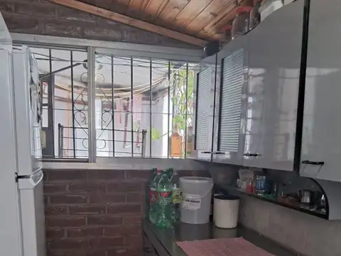 Casa ph muy amplia 5 ambientes, con 2 baños, garaje para 3 autos y terraza