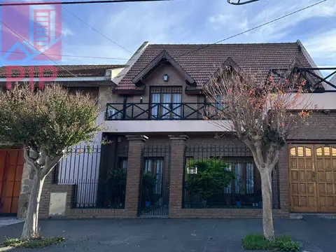 CHALET 6 AMBIENTES EN LOTE DE 10X40!!