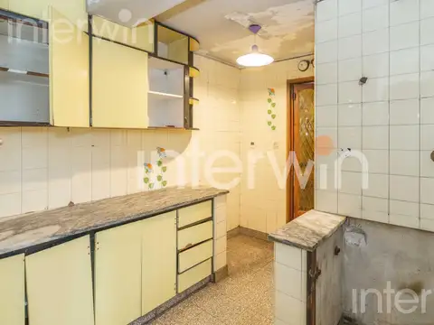 Casa en VENTA a REFACCIONAR de 5 ambientes con cochera y jardín Villa Devoto.