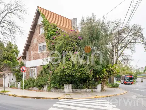 Casa en VENTA a REFACCIONAR de 5 ambientes con cochera y jardín Villa Devoto.