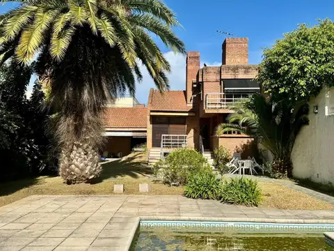 CASA VENTA LA PLATA 4 DORMITORIOS QUINCHO PILETA