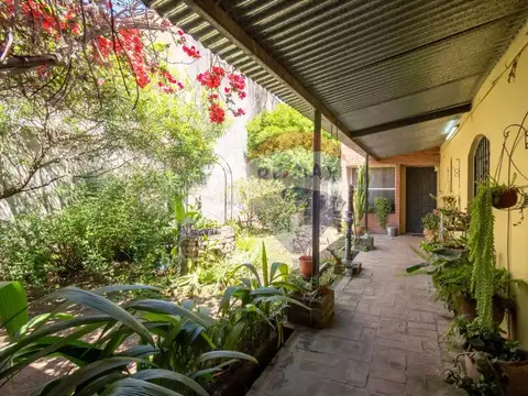 Casa 8 ambientes con 2 baños