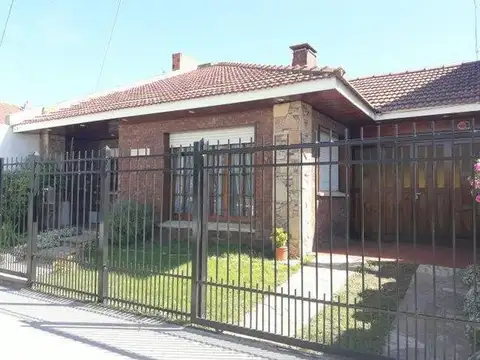 Casa en venta - 2 Dormitorios 1 Baño - 200Mts2 - Necochea