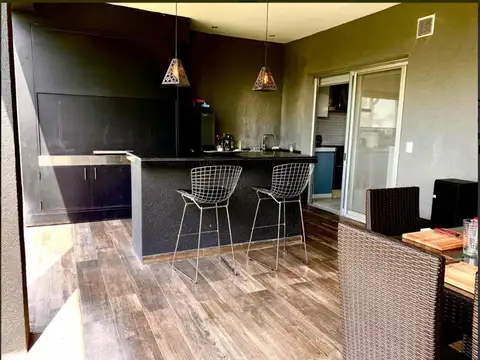 Casa en Alquiler Temporal con 3 cocheras