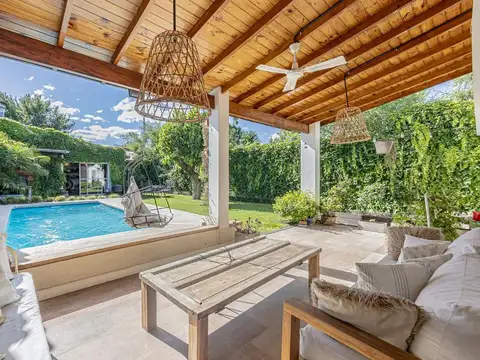 VENTA CASA 5 AMBIENTES CON PILETA EN MERLO NORTE