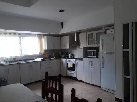 Casa 8 ambientes con 2 baños