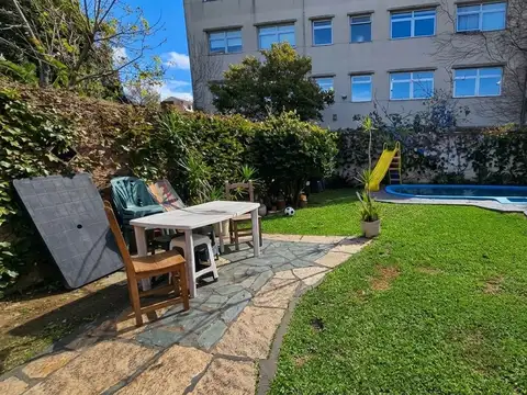 CASA (EN PH) DE 5 AMBIENTES CON COCHERA, JARDIN Y PILETA EN VENTA. MARTINEZ