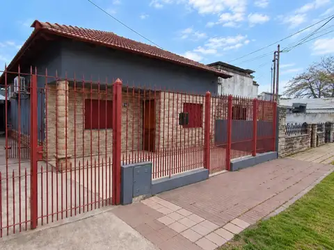 VENTA CASA LLAVALLOL 4 AMBIENTES COCHERA PATIO