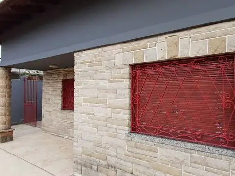 VENTA CASA LLAVALLOL 4 AMBIENTES COCHERA PATIO